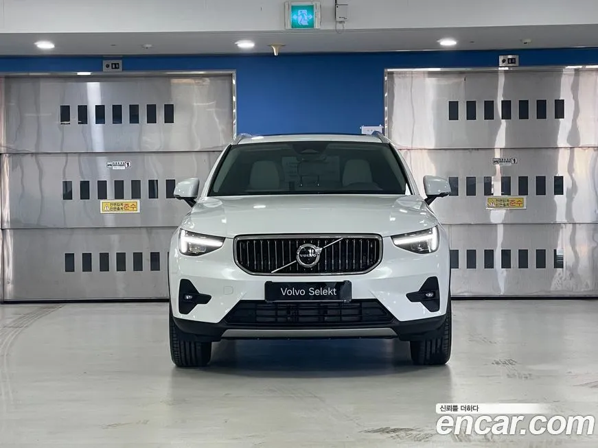 Volvo XC40 — фото 10