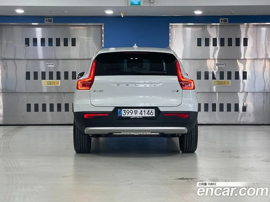 Volvo XC40 — фото 8