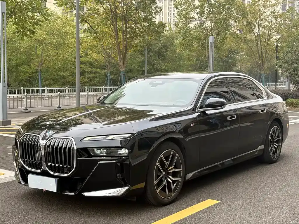BMW 7 Series — фото 1