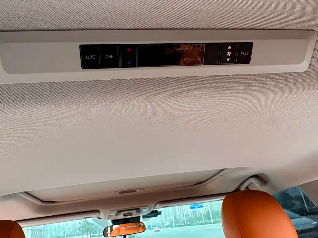 Toyota Sienna — фото 9