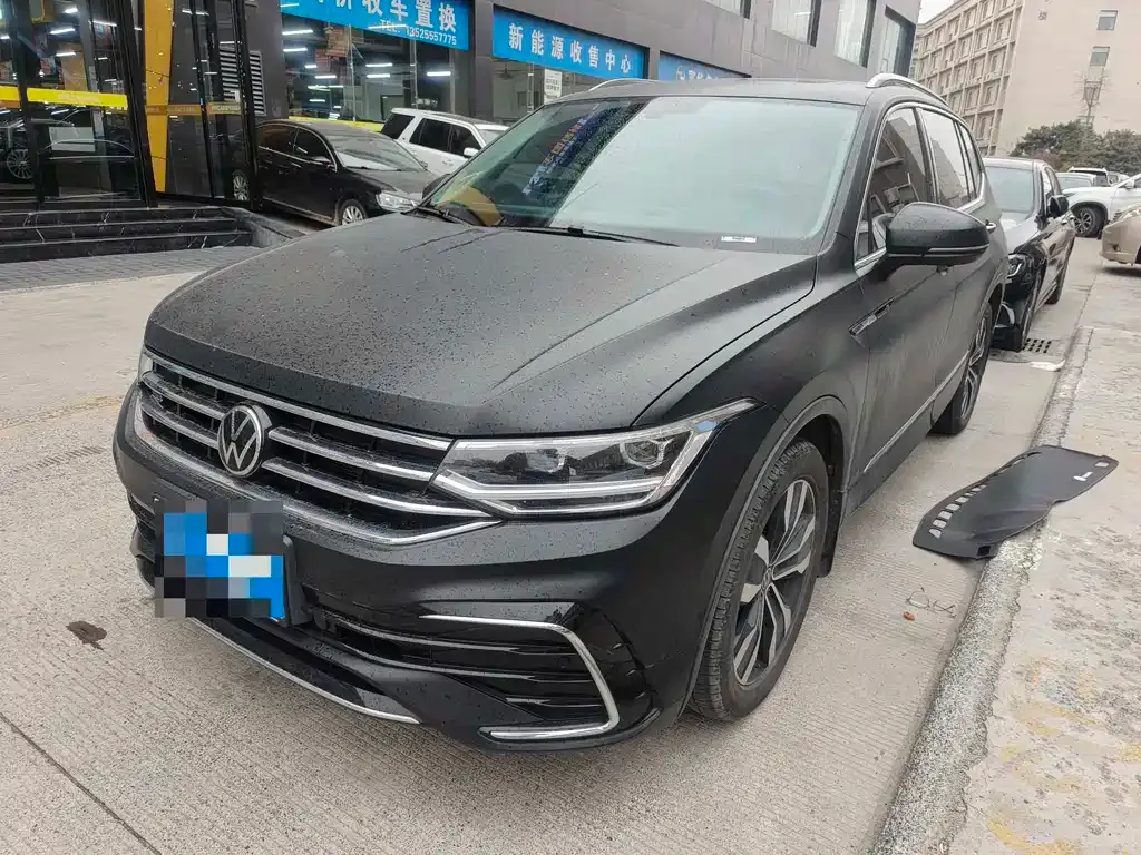 Volkswagen Tiguan L — фото 1