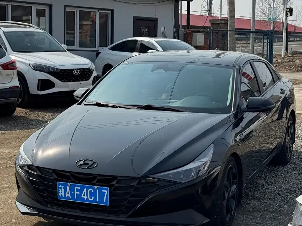 Hyundai Elantra — фото 1