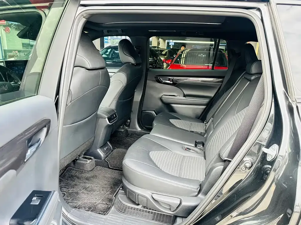 Toyota Crown Kluger 2023 из CN, фото 3