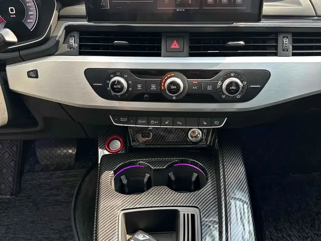 Audi A4L 2021 из CN, фото 7