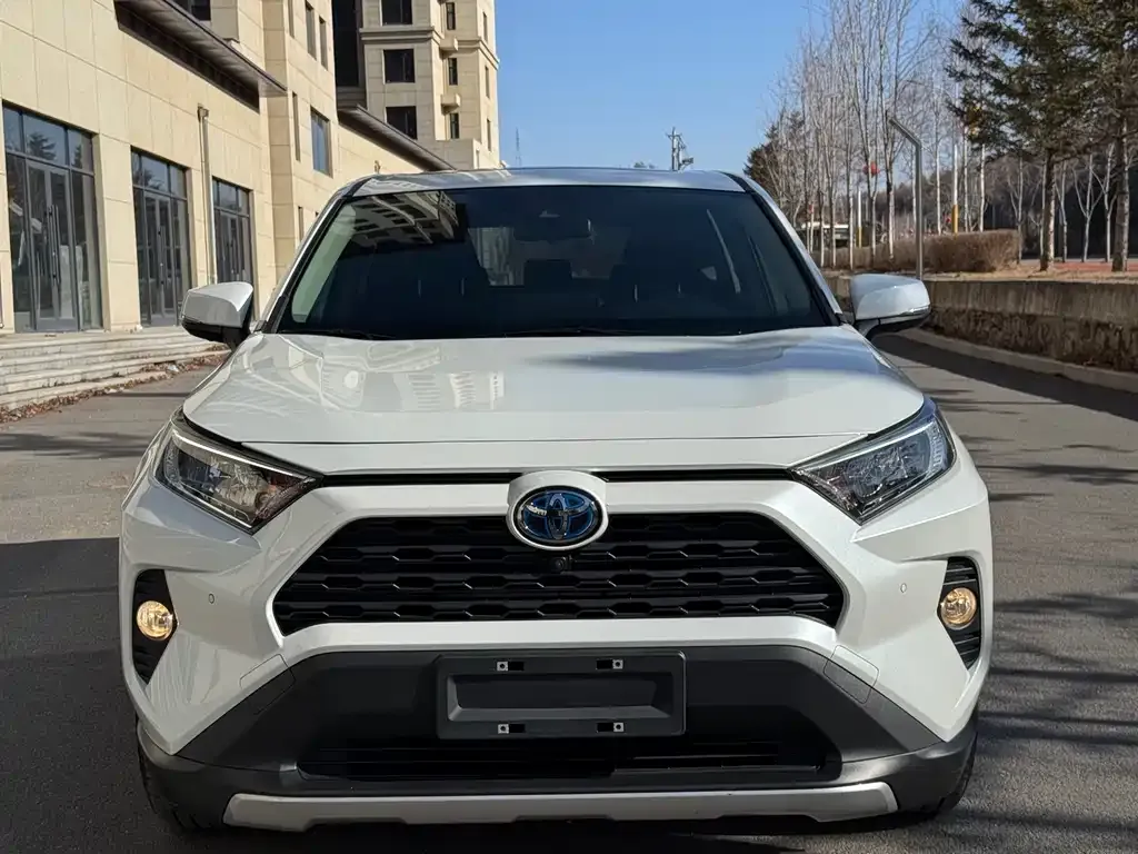 Toyota RAV4 — фото 1
