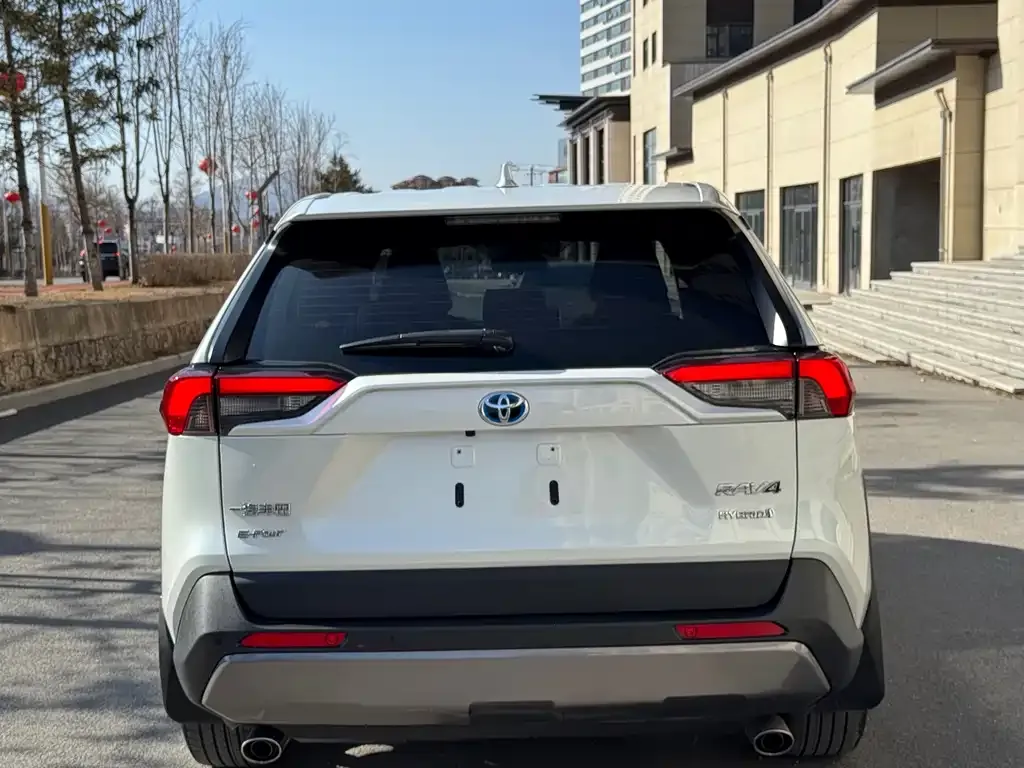 Toyota RAV4 — фото 2