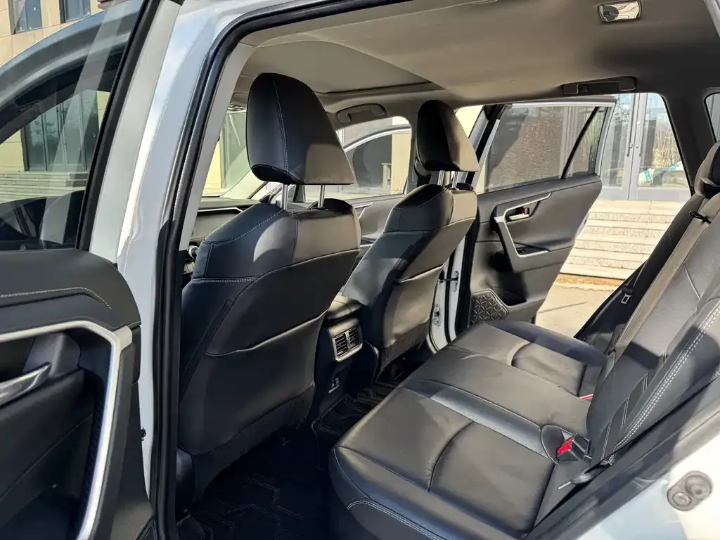 Toyota RAV4 — фото 4