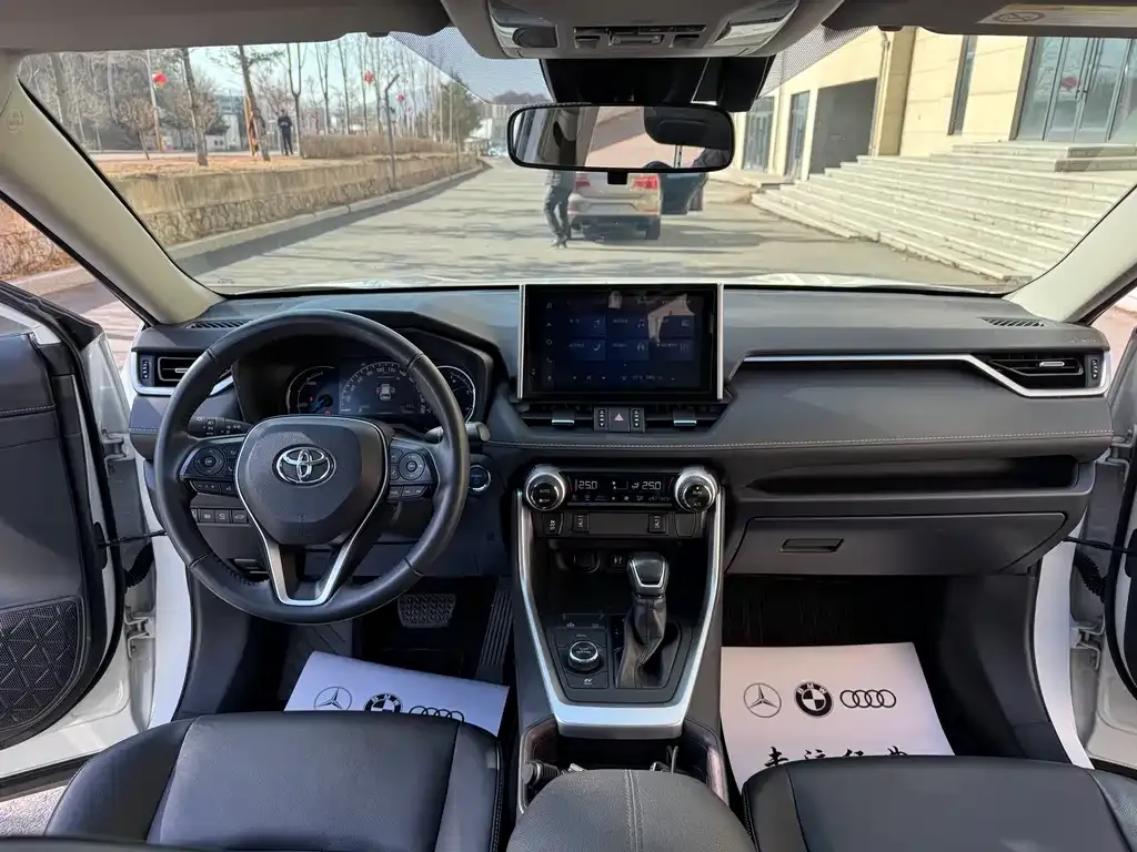 Toyota RAV4 — фото 9