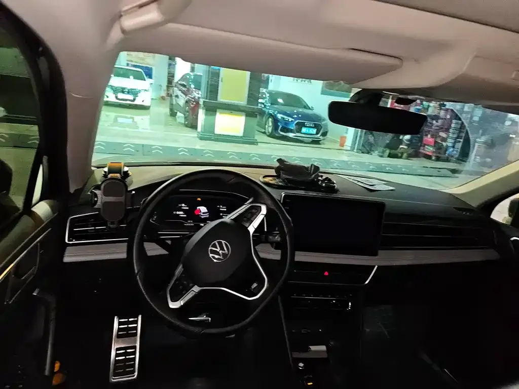 Volkswagen Tiguan L — фото 2