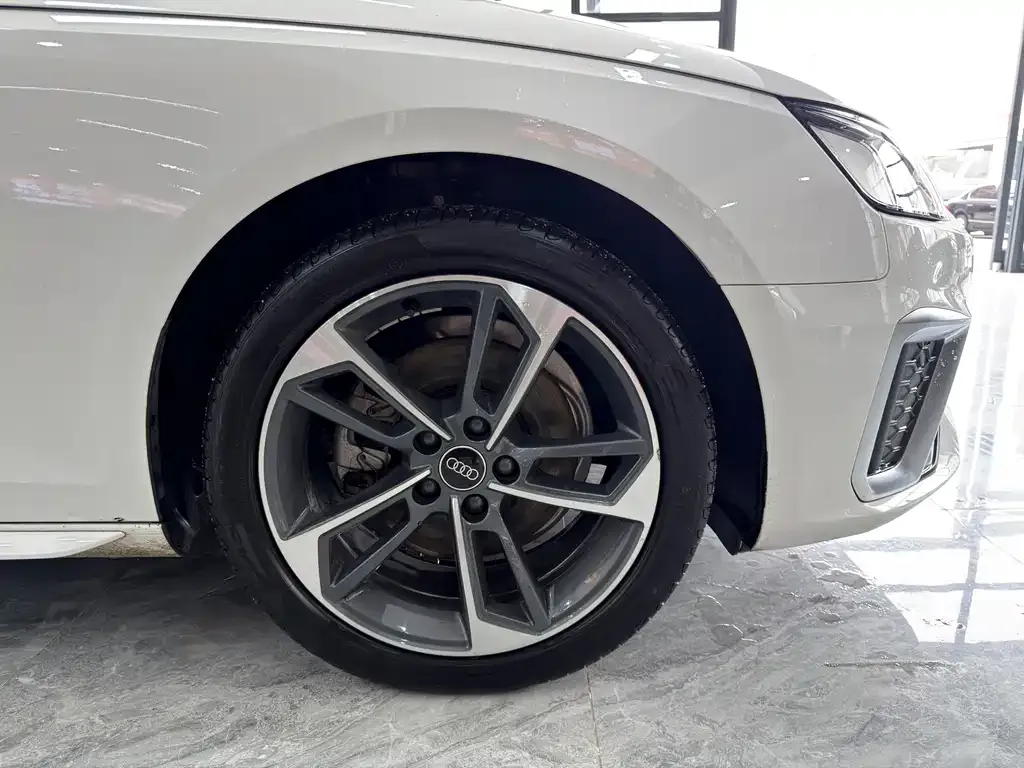 Audi A4L 2022 из CN, фото 10