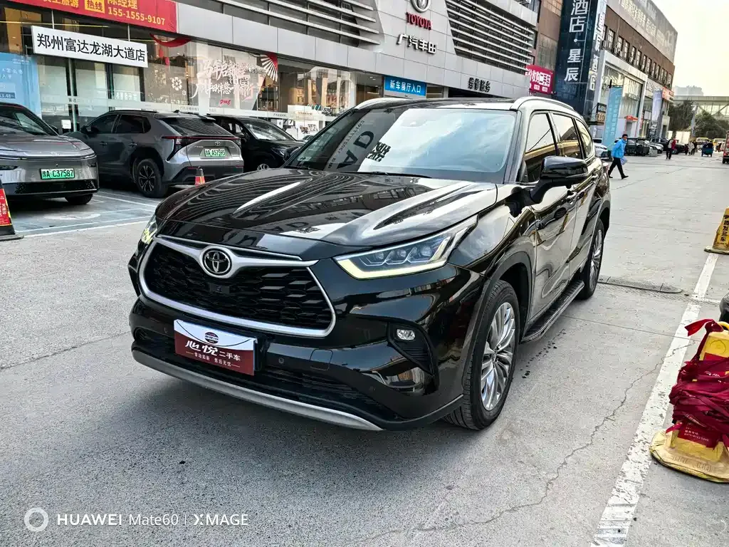 Toyota Highlander — фото 1