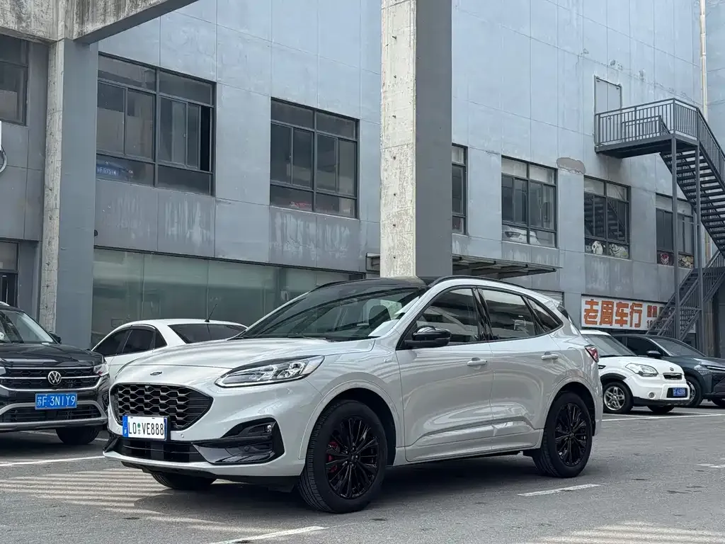 Ford Escape 2023 из CN, фото 1