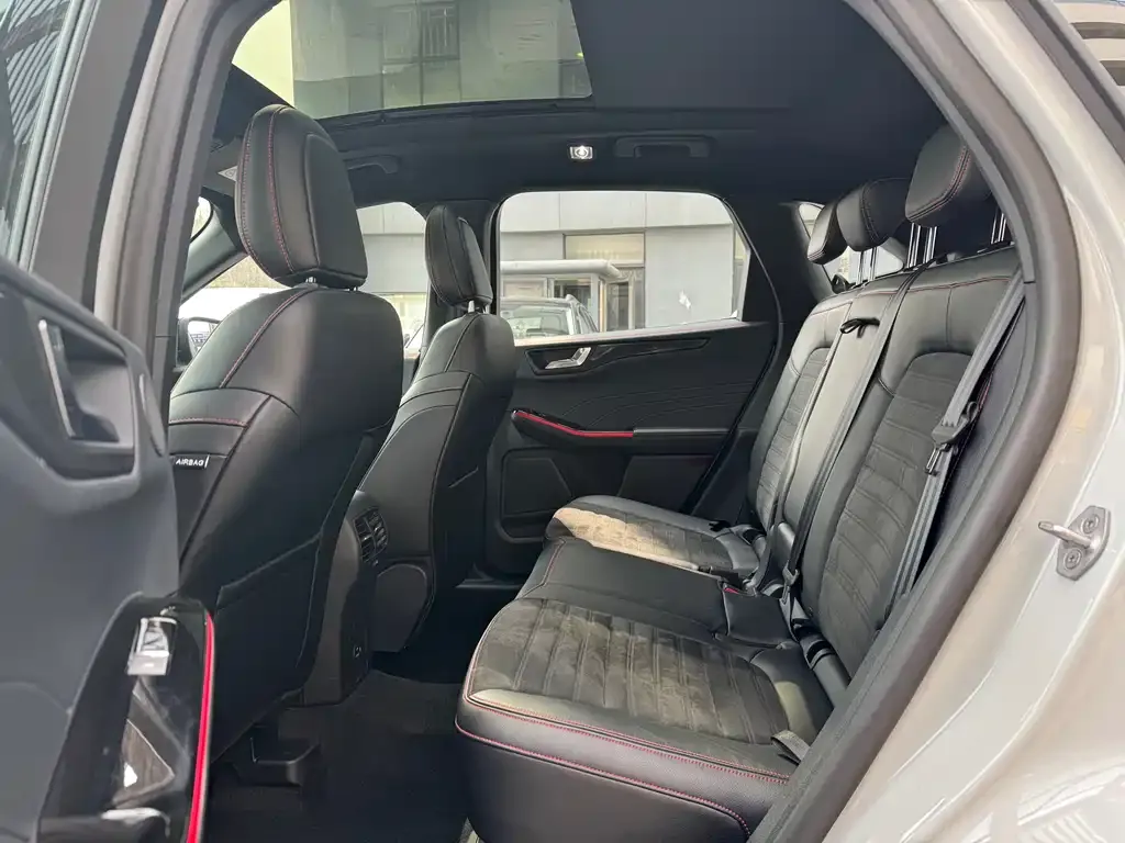 Ford Escape 2023 из CN, фото 2