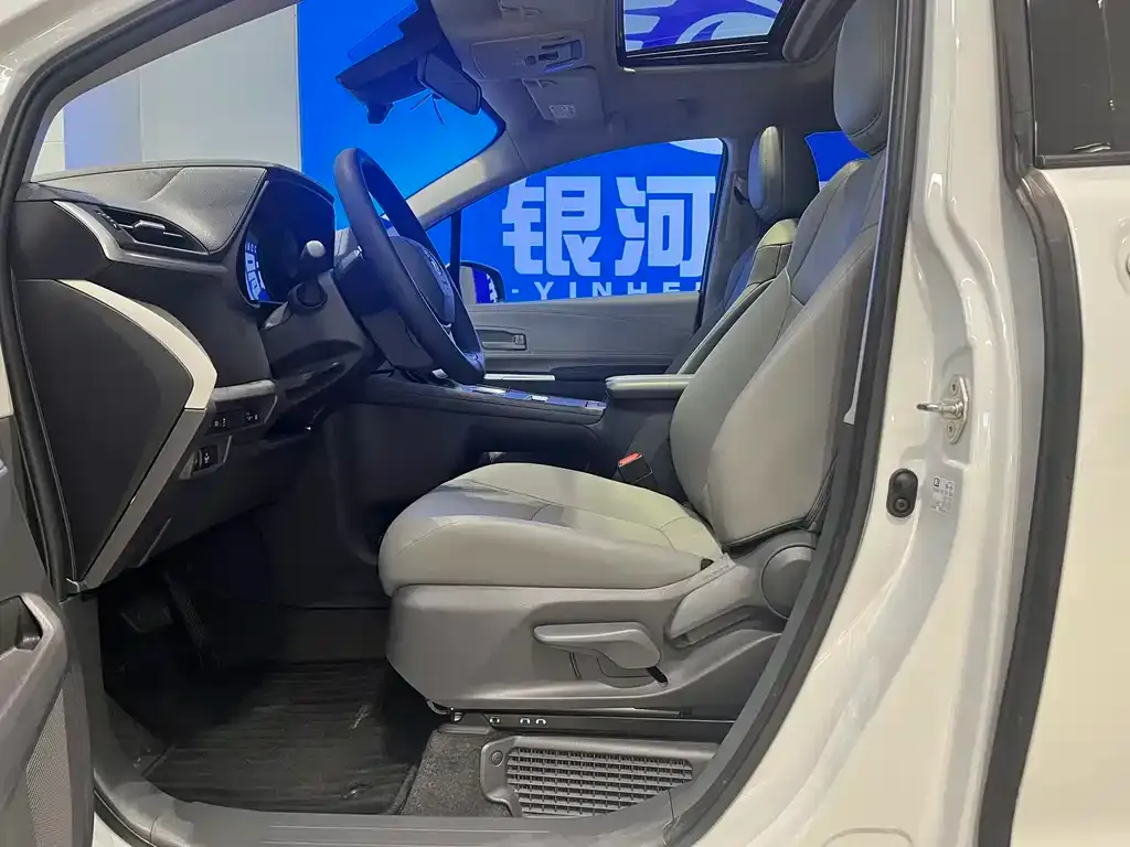 Toyota Granvia — фото 8