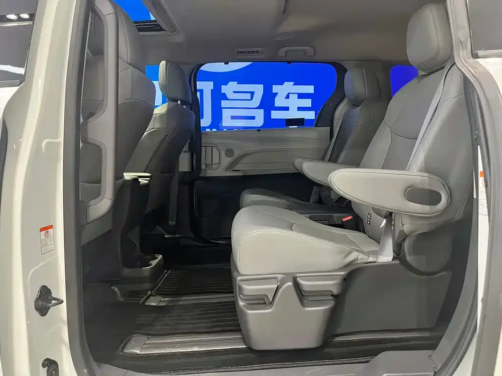 Toyota Granvia — фото 7