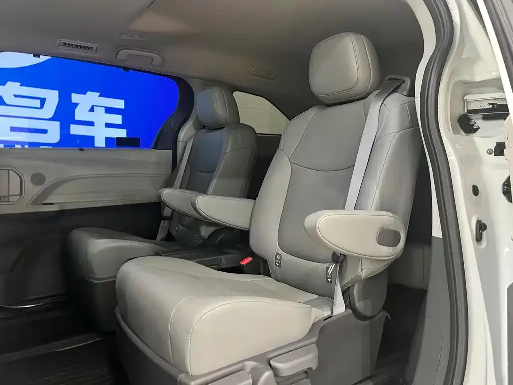 Toyota Granvia — фото 4