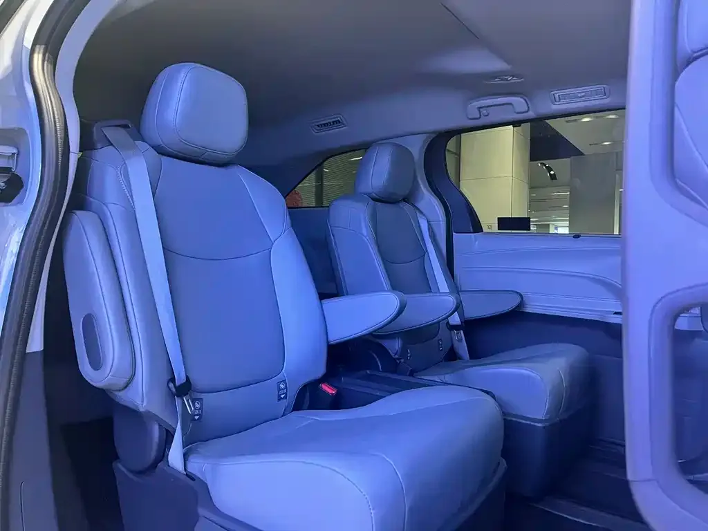 Toyota Granvia — фото 3