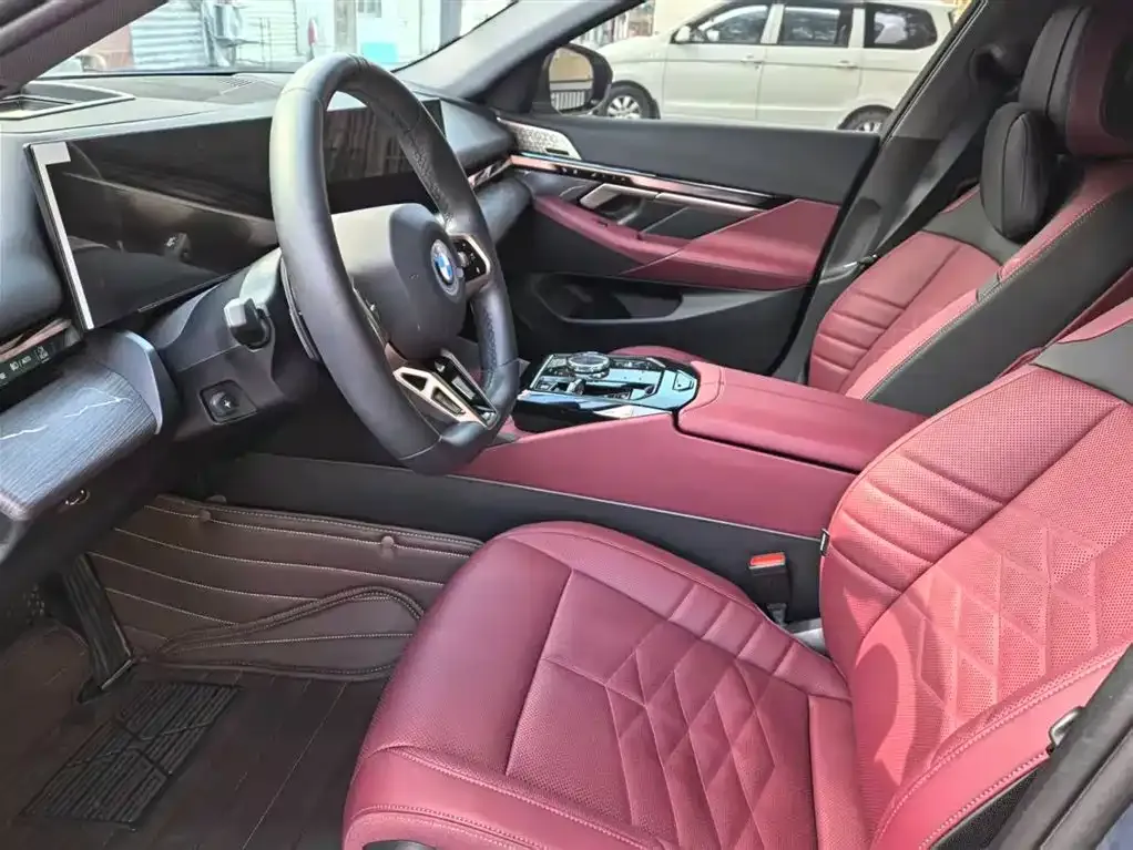 BMW 5 Series 2025 из CN, фото 4