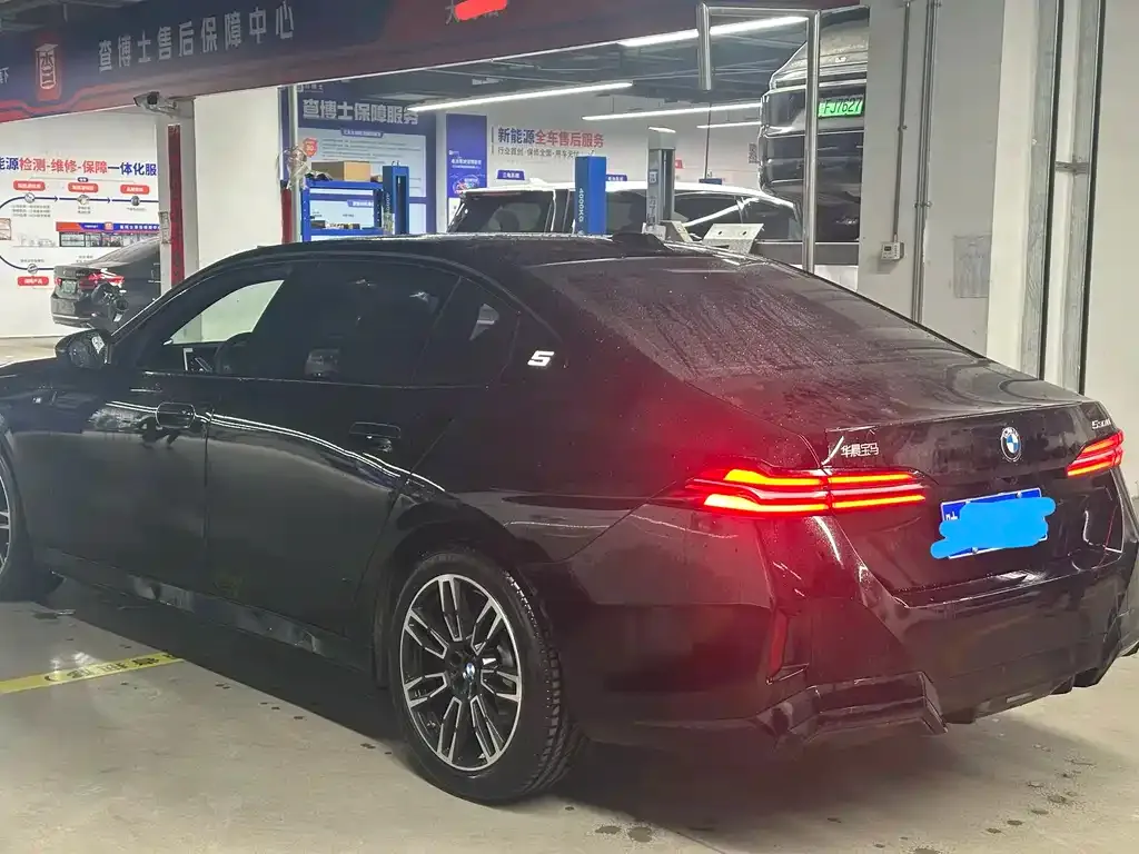BMW 5 Series 2025 из CN, фото 9