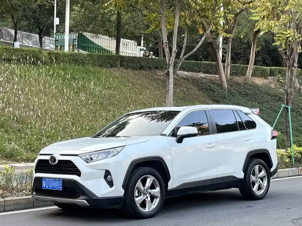 Toyota RAV4 — фото 9