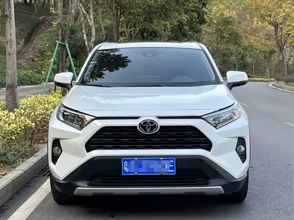 Toyota RAV4 — фото 8