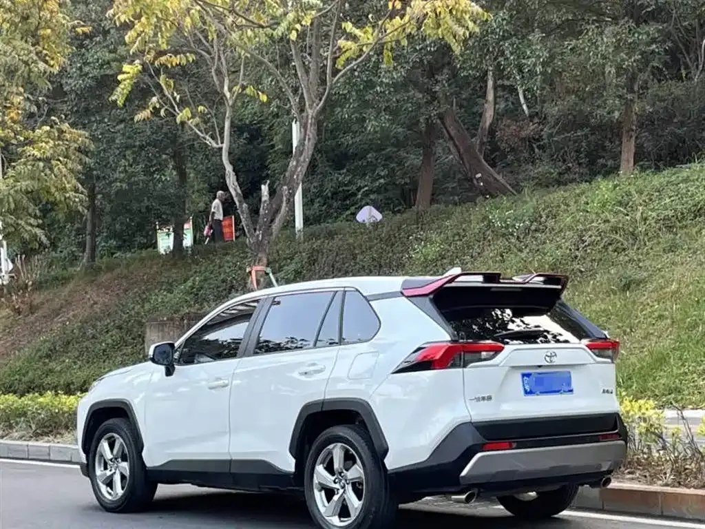 Toyota RAV4 — фото 10
