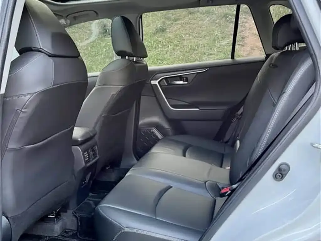 Toyota RAV4 — фото 6