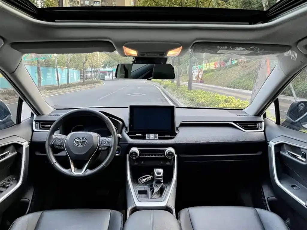 Toyota RAV4 — фото 2