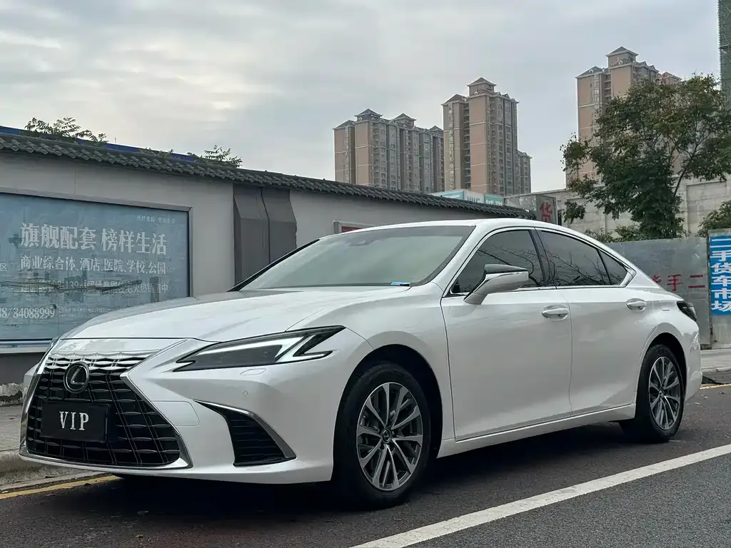 Lexus ES — фото 1