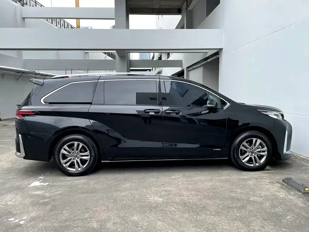 Toyota Sienna — фото 10