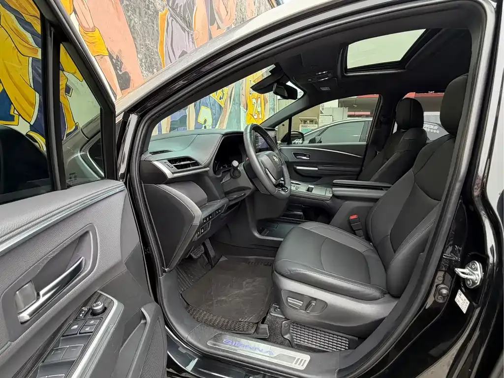 Toyota Sienna 2023 из CN, фото 2