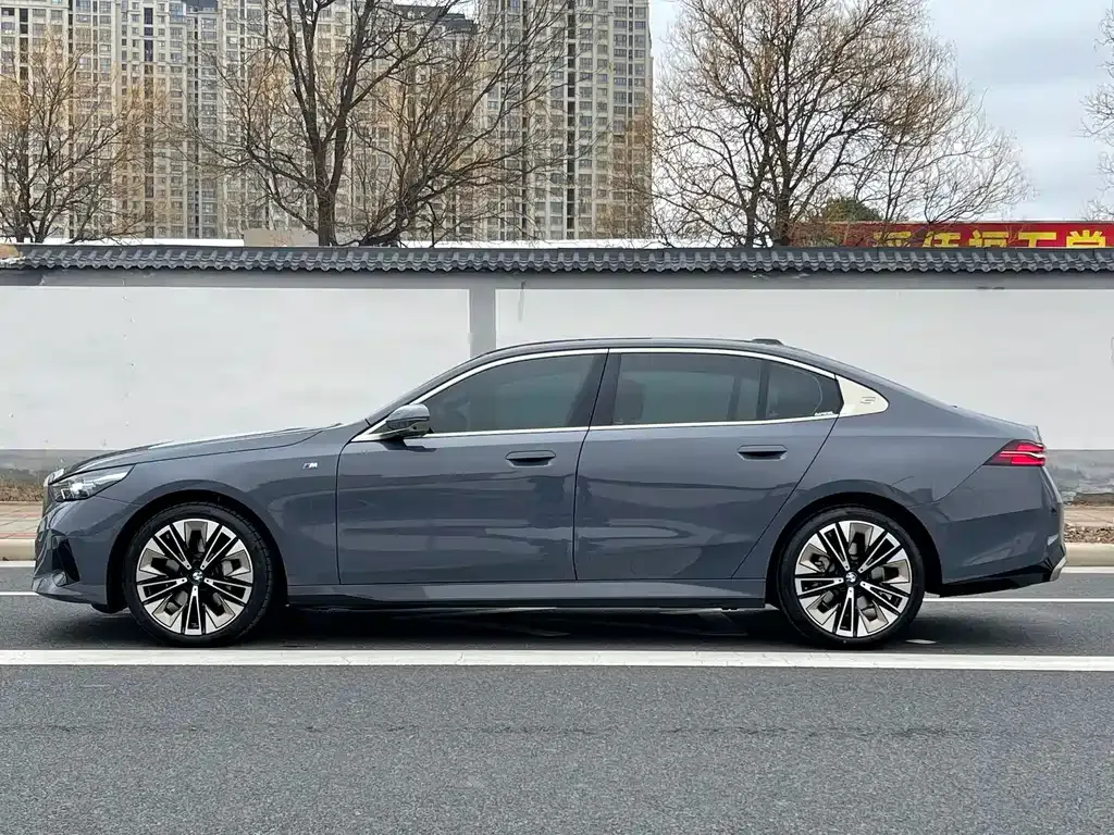 BMW 5 Series 2024 из CN, фото 7