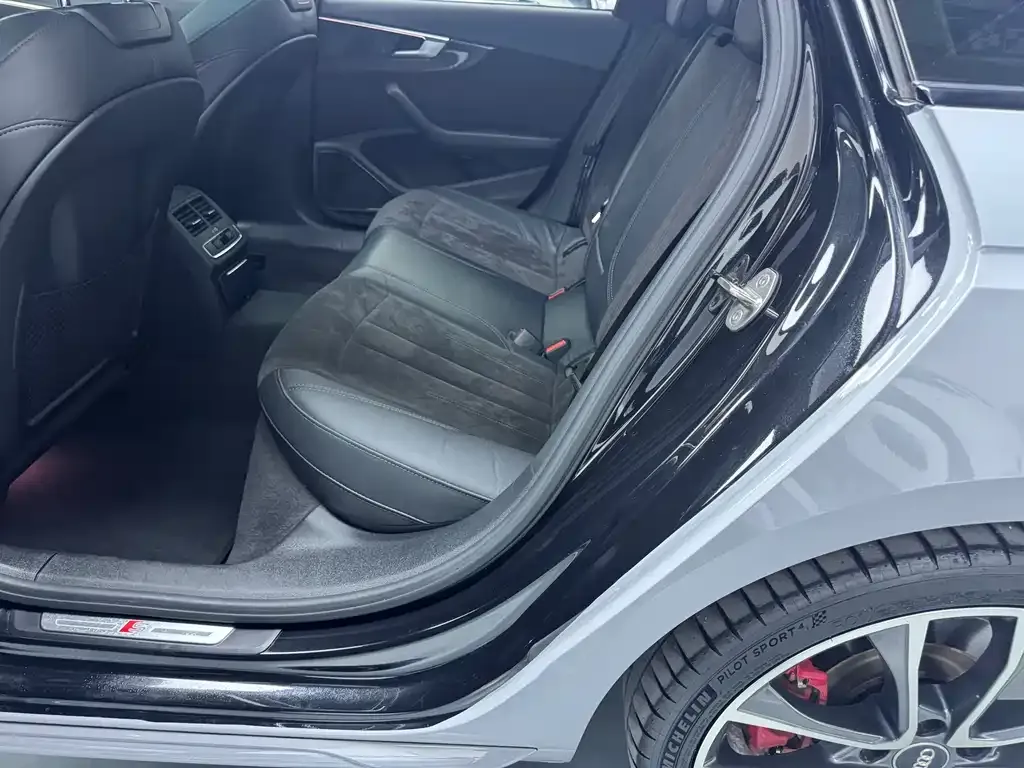 Audi A4L 2021 из CN, фото 3