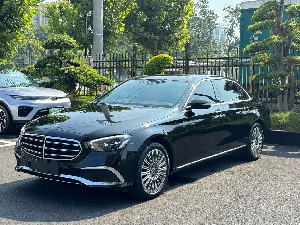 Mercedes-Benz E-Class — фото 1