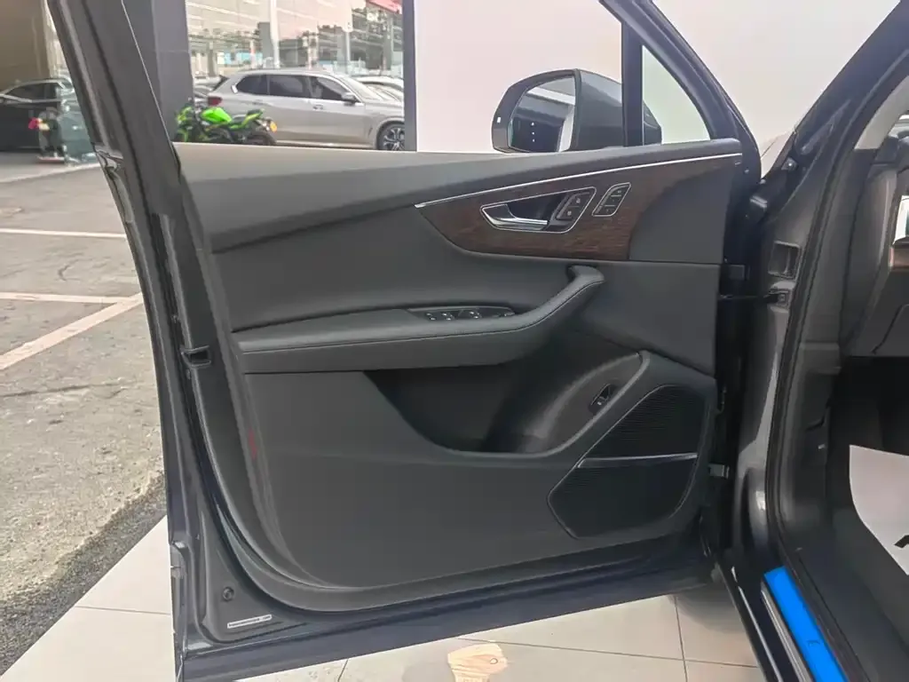 Audi Q7 2023 из CN, фото 7