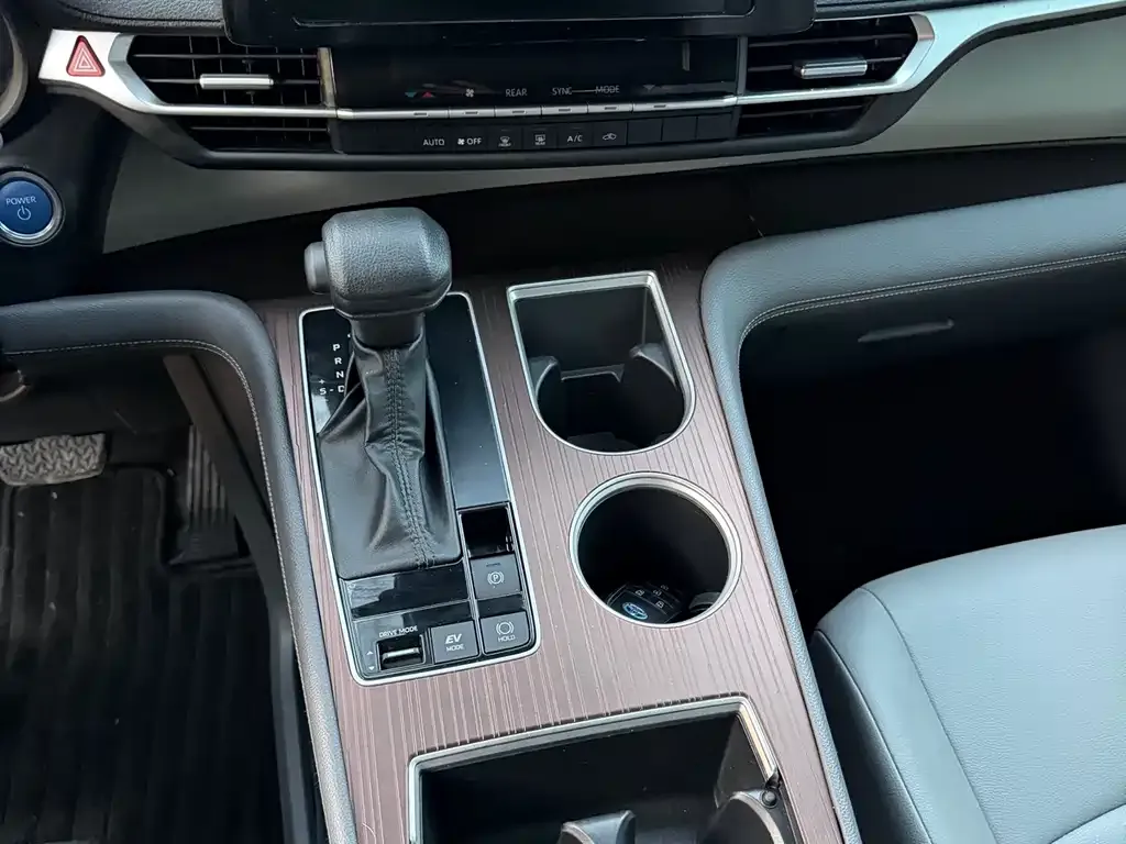 Toyota Granvia 2024 из CN, фото 7