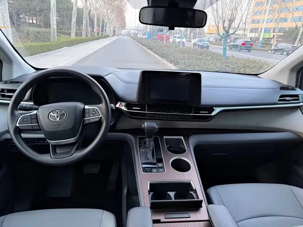 Toyota Granvia 2024 из CN, фото 2