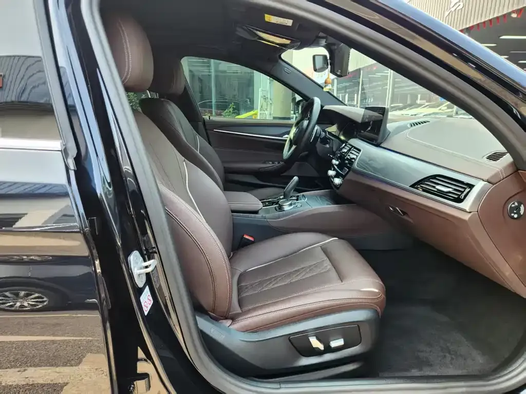 BMW 5 Series 2023 из CN, фото 3