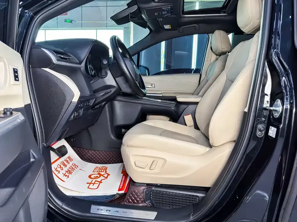 Toyota Granvia 2023 из CN, фото 2