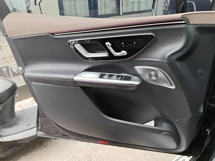Mercedes-Benz EQE SUV — фото 6