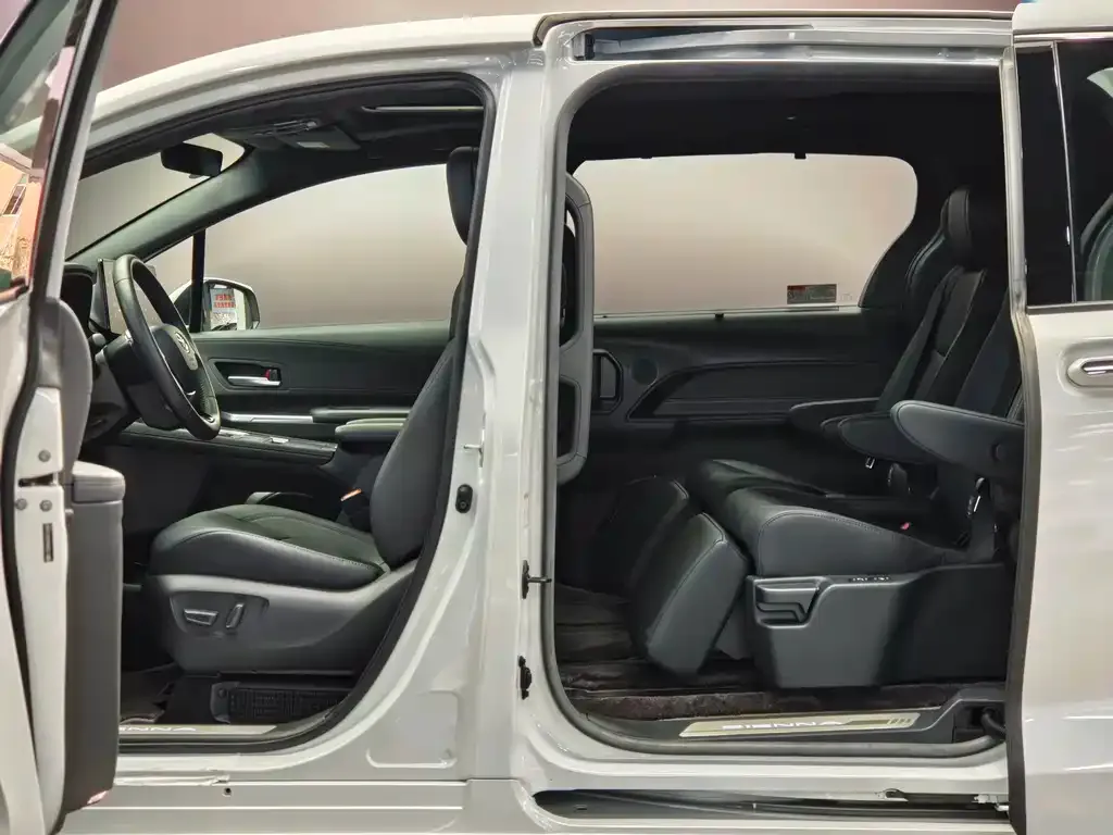 Toyota Sienna 2024 из CN, фото 4