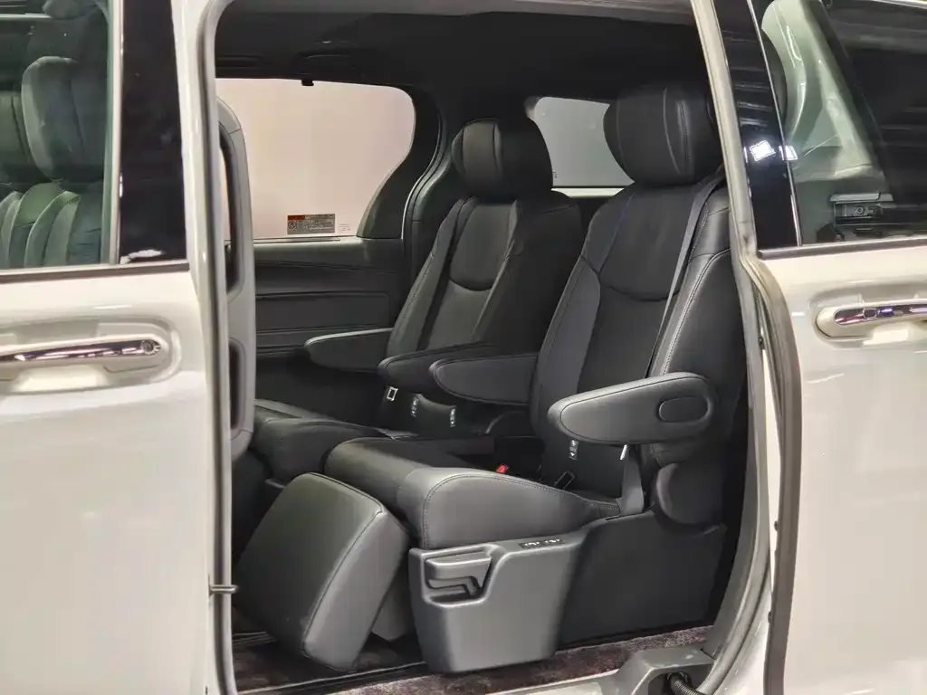 Toyota Sienna 2024 из CN, фото 3
