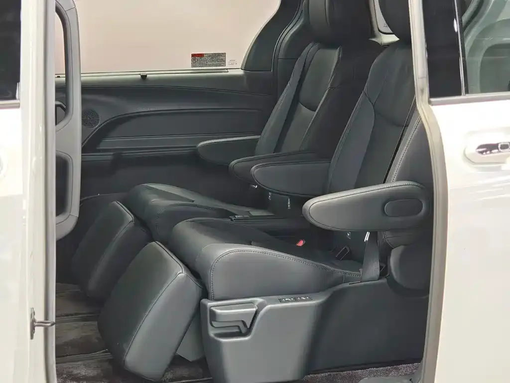 Toyota Sienna 2024 из CN, фото 7