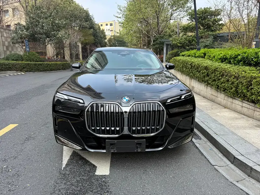 BMW 7 Series — фото 1