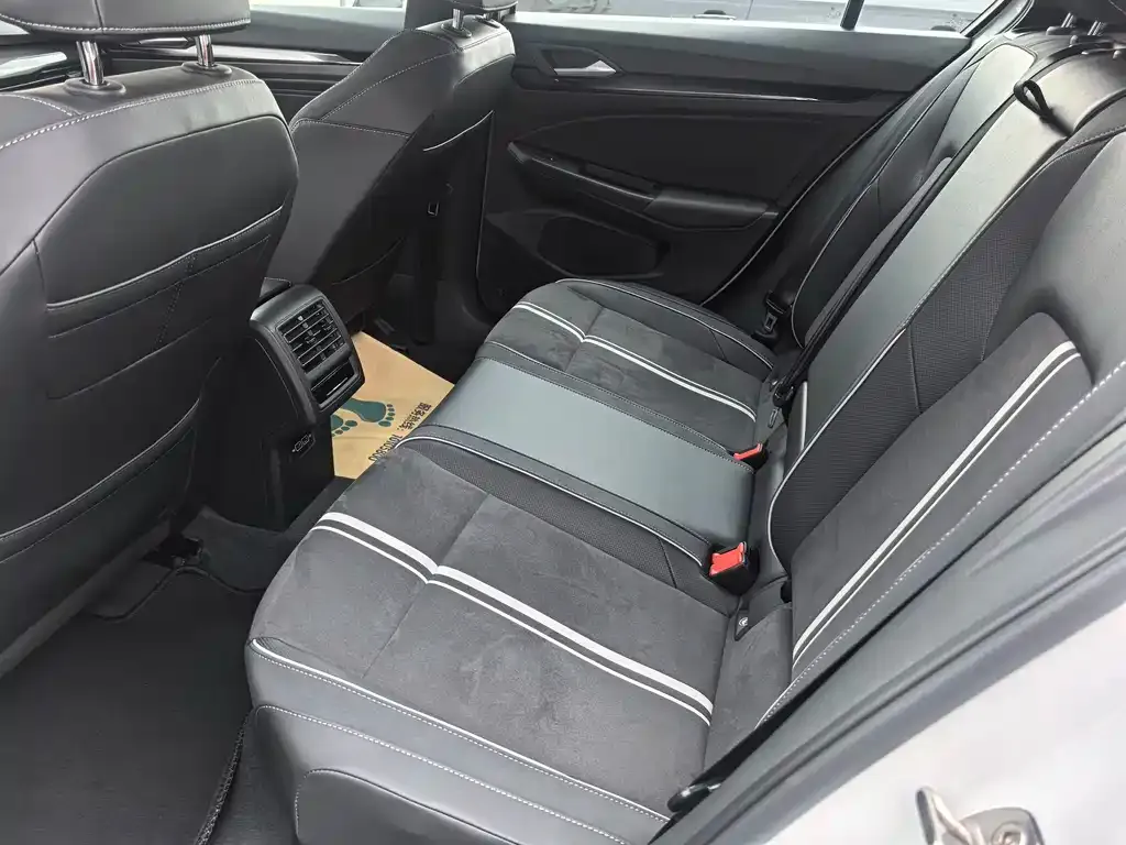 Volkswagen Golf 2024 из CN, фото 4