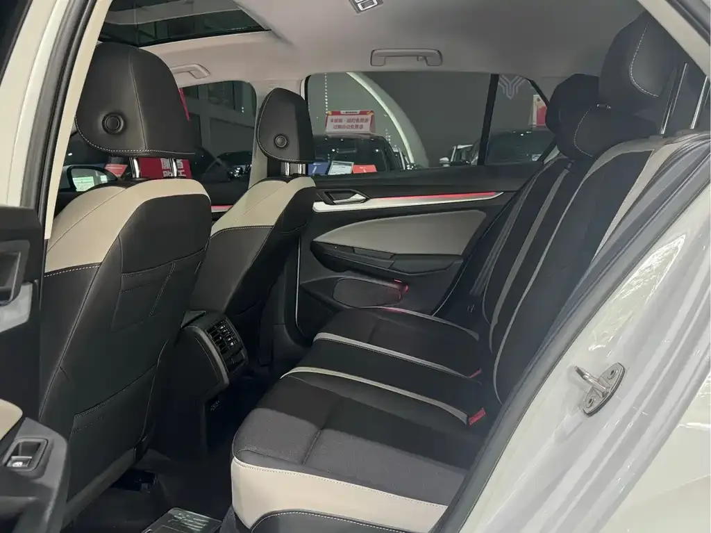 Volkswagen Golf 2023 из CN, фото 4