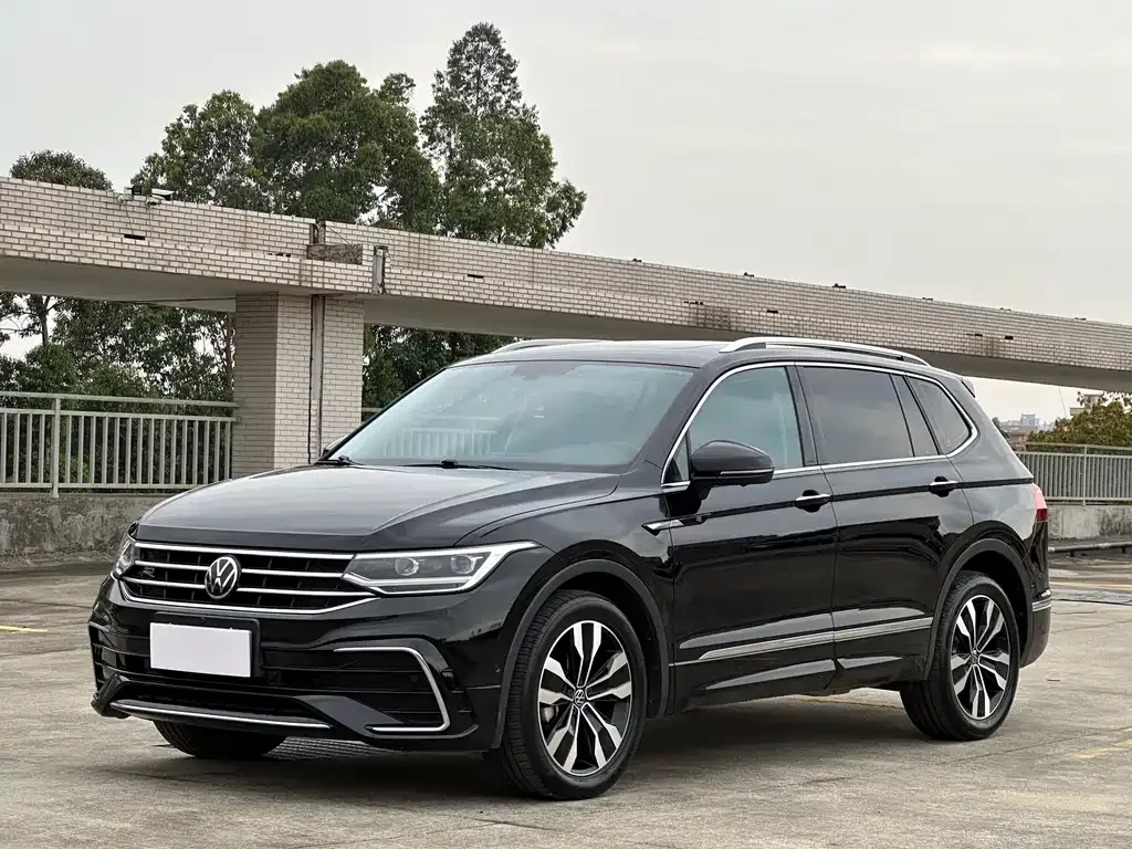 Volkswagen Tiguan L — фото 1