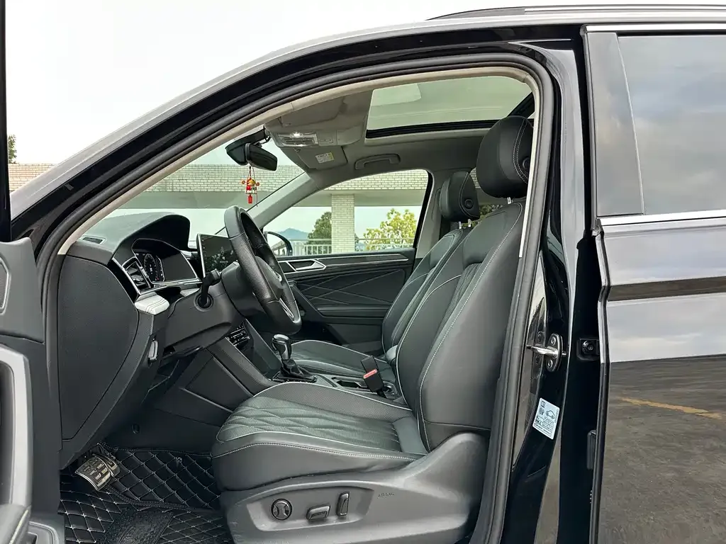 Volkswagen Tiguan L — фото 6