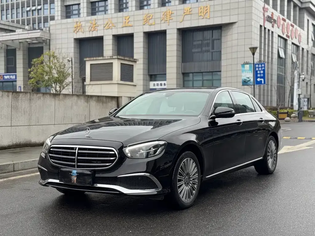 Mercedes-Benz E-Class — фото 1