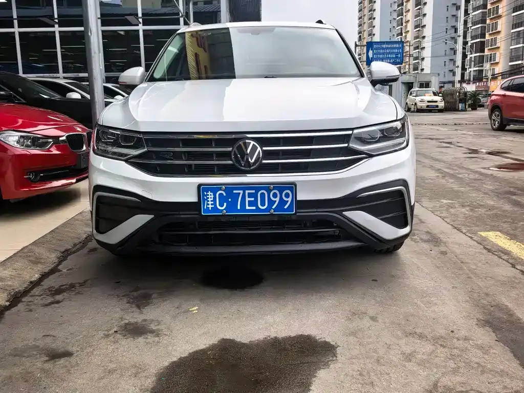 Volkswagen Tiguan L — фото 1